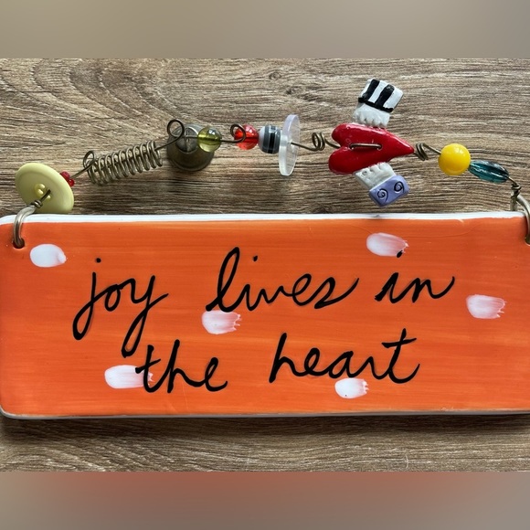 NWOT Sandra Magsamen For SILVESTRI Ceramic joy lives in the heart Wall Hanging - Picture 3 of 4